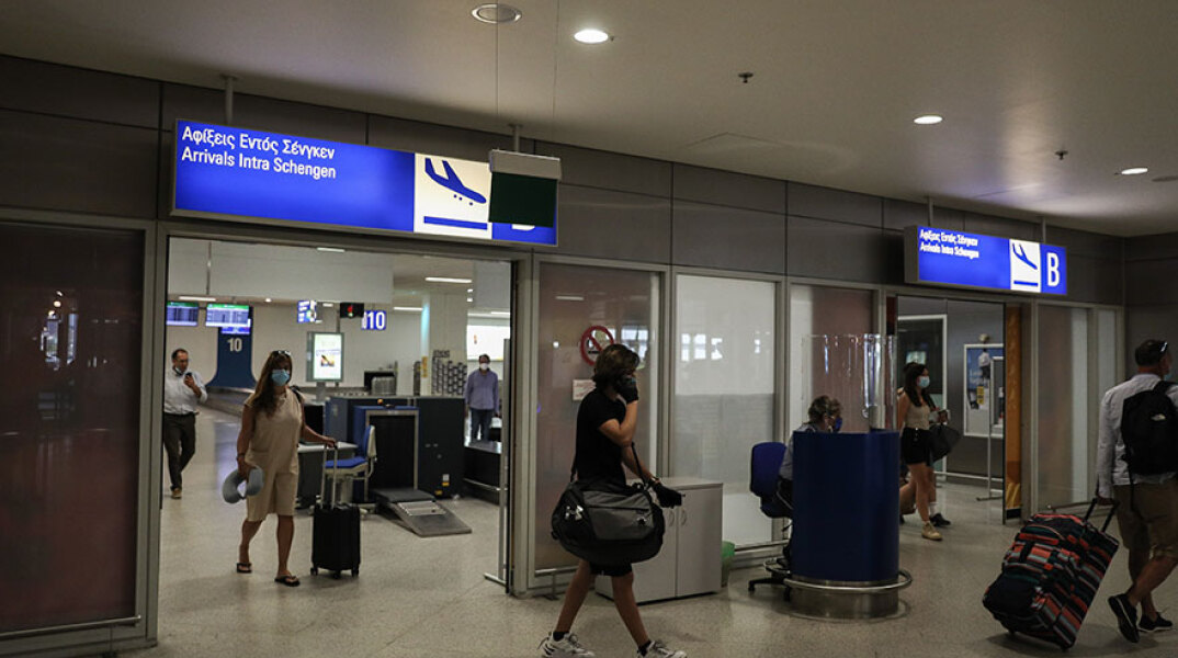 Αφίξεις τουριστών στο αεροδρόμιο «Ελευθέριος Βενιζέλος» (ΦΩΤΟ ΑΡΧΕΙΟΥ)