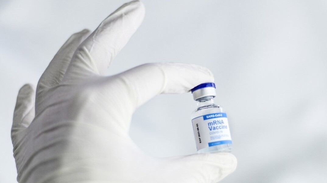 Γιατρός κρατάει φιαλίδιο με εμβόλιο τεχνολογίας mRNA©Pixabay-spencerbdavis1 