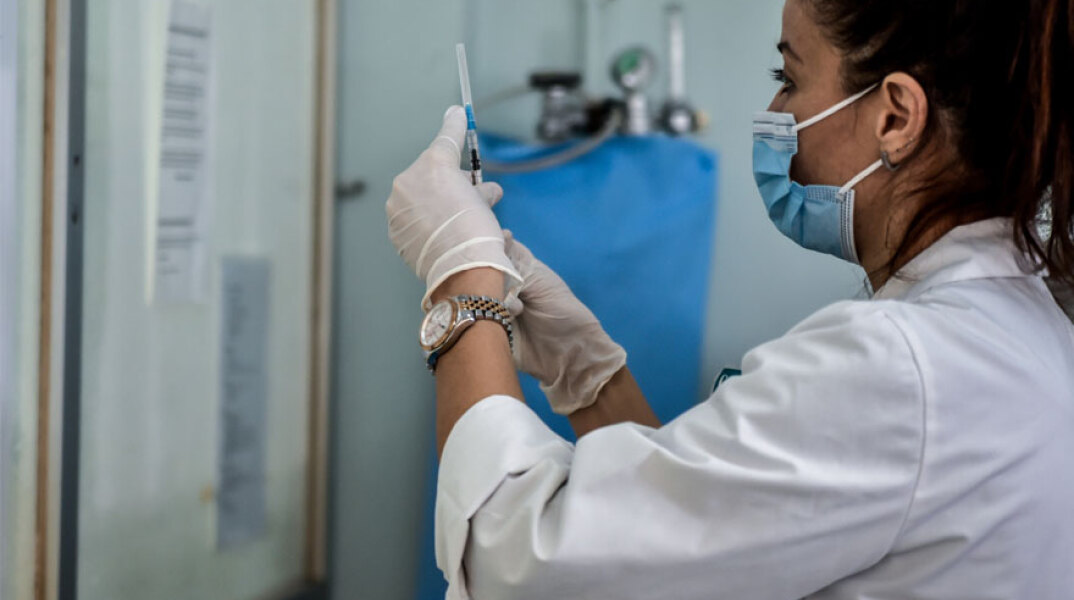 Υγειονομικός ετοιμάζει εμβόλιο για τον κορωνοϊό