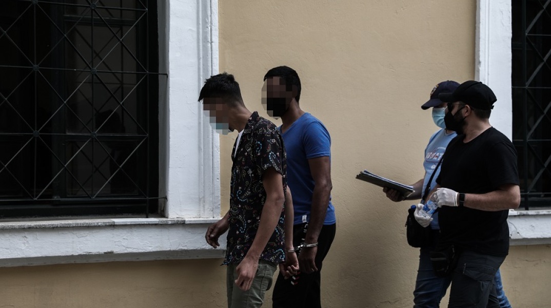 Στο Αυτόφωρο οι δύο συλληφθέντες που κατηγορούνται για σεξουαλική παρενόχληση 26χρονης στην παραλία της Αγίας Μαρίνας