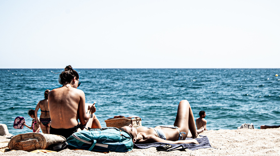 10 πράγματα που πρέπει να κουβαλάμε μαζί μας στη θάλασσα το καλοκαίρι του κορωνοϊού