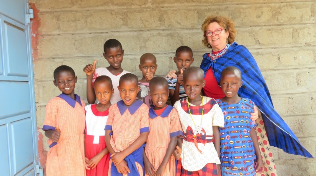 Η Άννυ Καραγκούνη μαζί με παιδιά της κοινότητας Μασσάι 