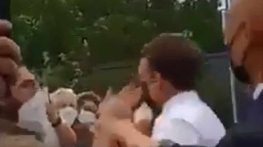 Πολίτης χαστούκισε τον Μακρόν μπροστά στις κάμερες