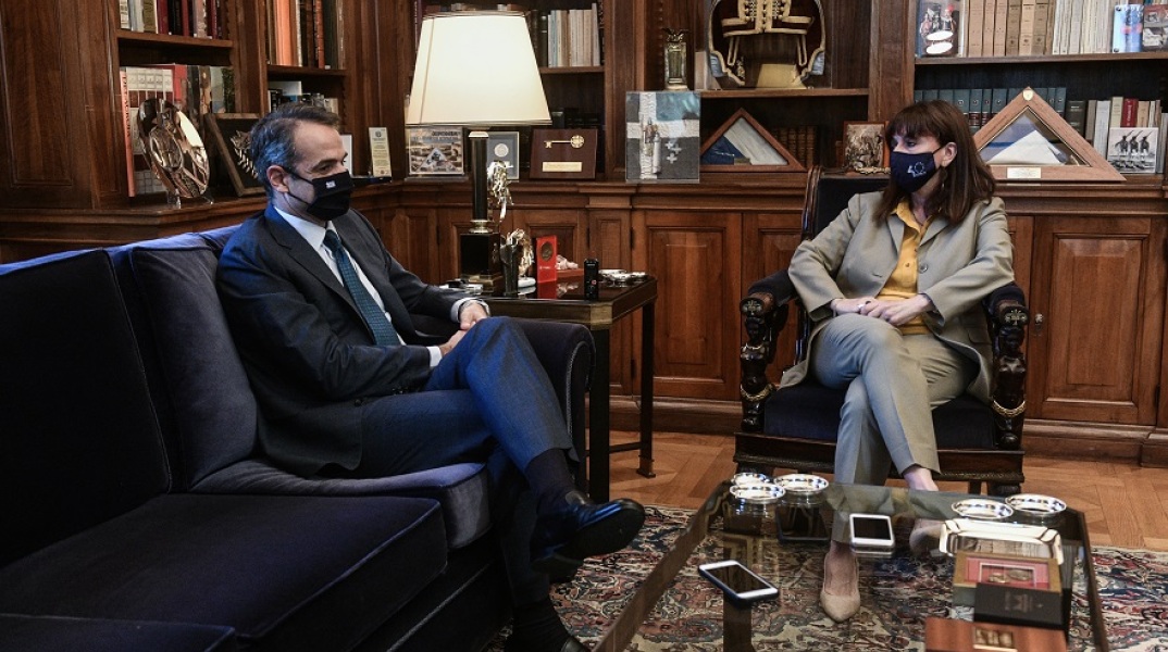 Στιγμιότυπο από τη συνάντηση Μητσοτάκη - Σακελλαροπούλου