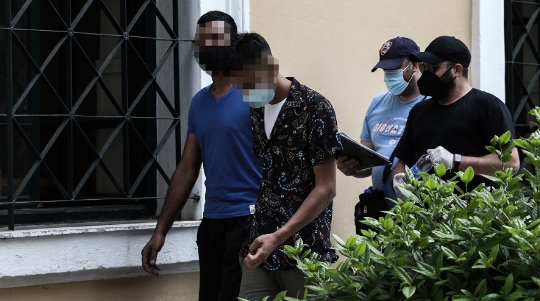 Οι δύο συλληφθέντες για την επίθεση στην 26χρονη σε παραλία στην Αγία Μαρίνα Κορωπίου