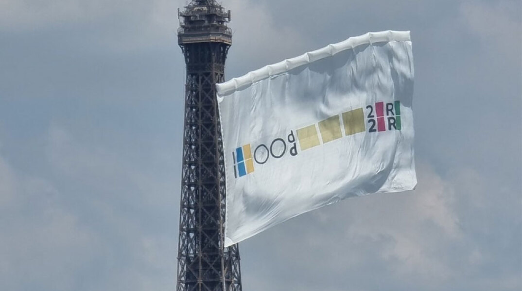 Στον Πύργο του Άιφελ η τεράστια σημαία για τους Ολυμπιακούς Αγώνες 2024 στο Παρίσι