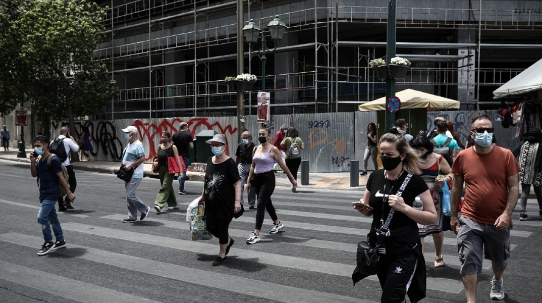 Πολίτες με μάσκα στους δρόμους της Αθήνας