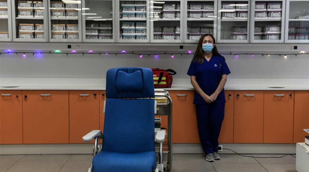 Υγειονομικός σε εμβολιαστικό κέντρο για τον κορωνοϊό (ΦΩΤΟ ΑΡΧΕΙΟΥ)