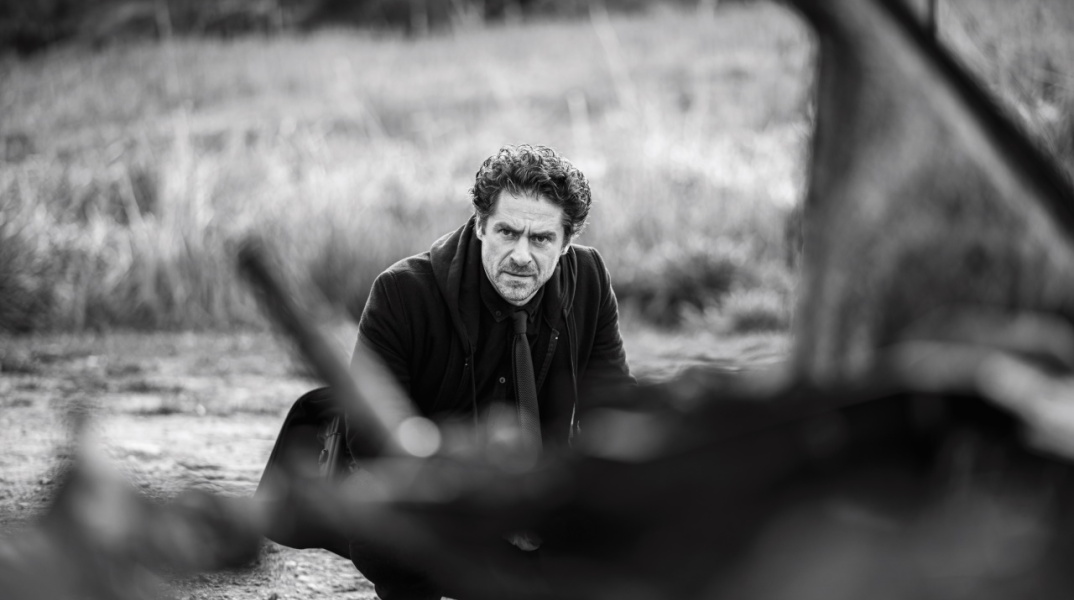 Ο Δημήτρης Λάλος σε στιγμιότυπο της σειράς «Σιωπηλός Δρόμος»