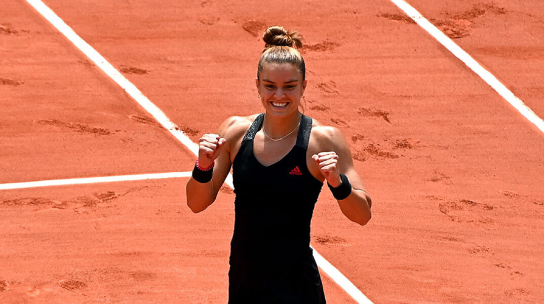 Η Μαρία Σάκκαρη, χαμογελαστή, μετά τη νίκη κόντρα στην Ίγκα Σβιόντεκ και την πρόκριση στα ημιτελικά του Roland Garros
