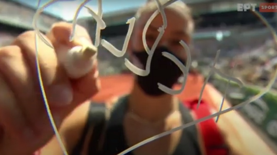Η Μαρία Σάκκαρη γράφει στην κάμερα του Roland Garros