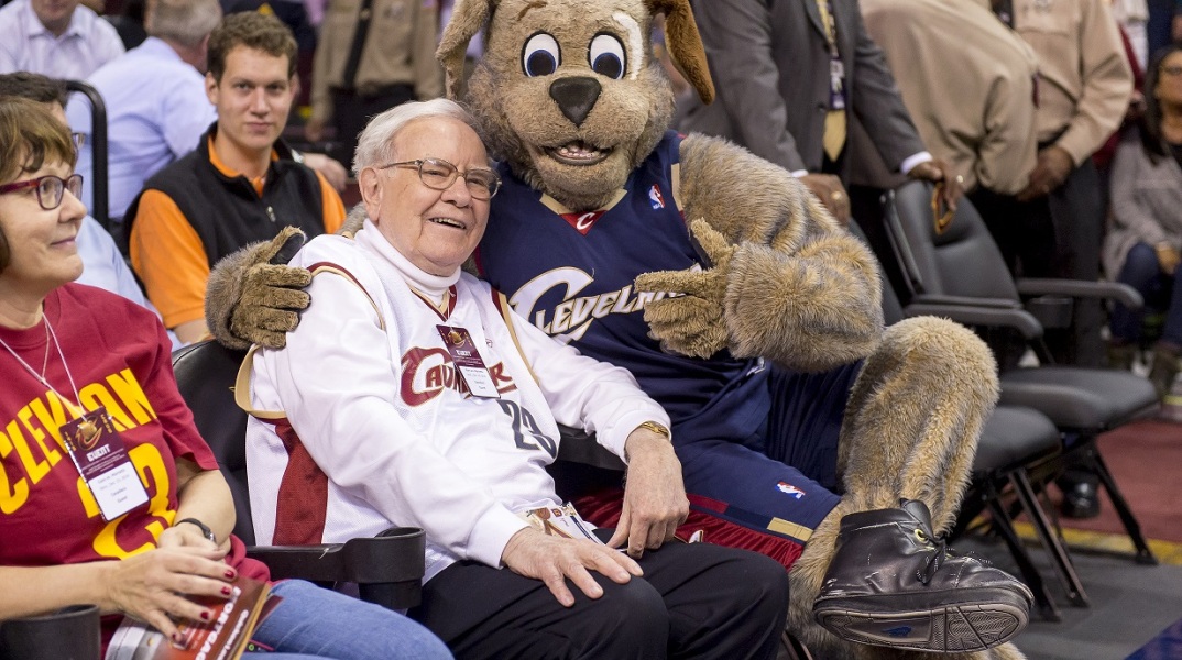 Ο δισεκατομμυριούχος Warren Buffet σε αγώνα ΝΒΑ με τη μασκότ των Κλίβελαντ Καβαλίερς