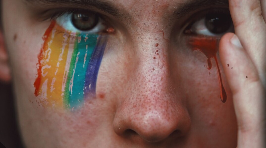 Πρόσωπο άντρα με τα χρώματα του Pride ©Unsplash/ Adrian Swancar
