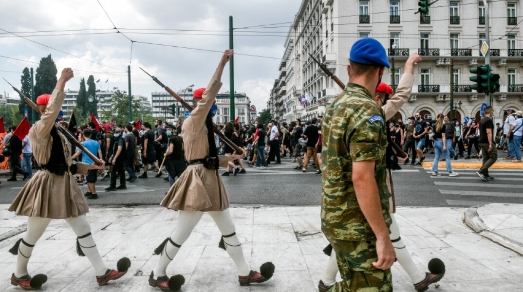 Οι διαδηλωτές κατά του νέου εργασιακού νομοσχεδίου είναι συγκεντρωμένοι μπροστά στη Βουλή©EUROKINISSI-ΤΑΤΙΑΝΑ ΜΠΟΛΑΡΗ