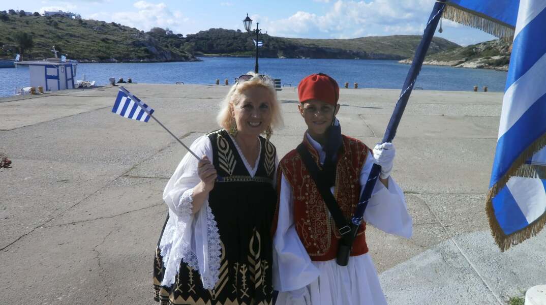 Η δασκάλα των Αρκιών, Μαρία Τσιαλέρα, με τον Χρήστο, που αποφοιτά φέτος από το Δημοτικό Σχολείο