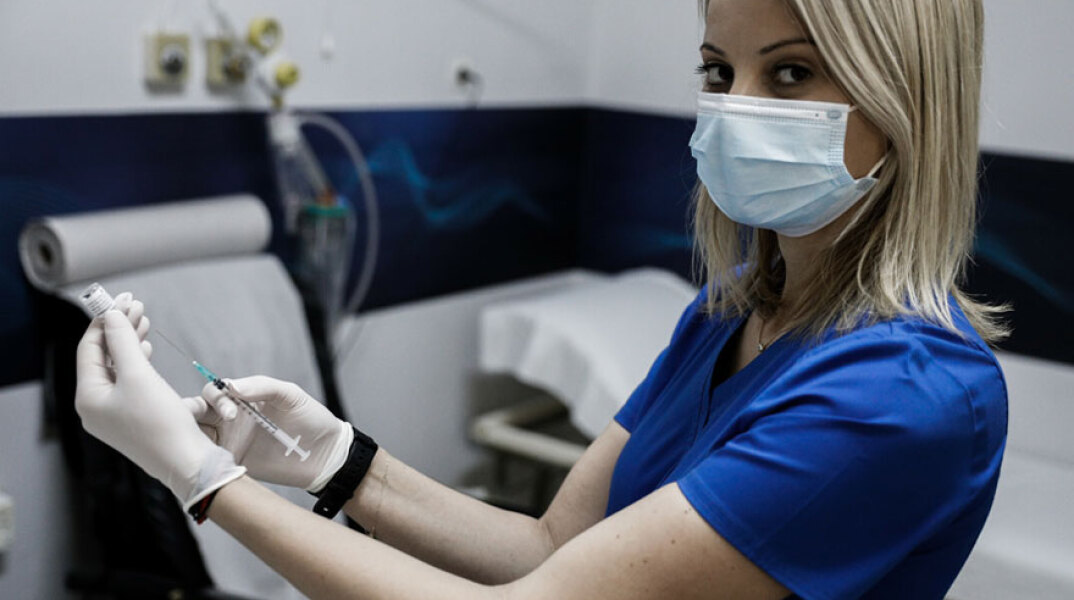 Υγειονομικός ετοιμάζει εμβόλιο για τον κορωνοϊό