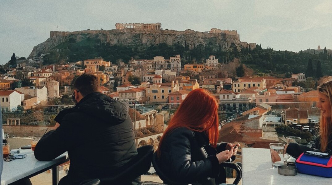 καφέ με θέα την Ακρόπολη©Unsplash/ Hristo Sahatchiev 