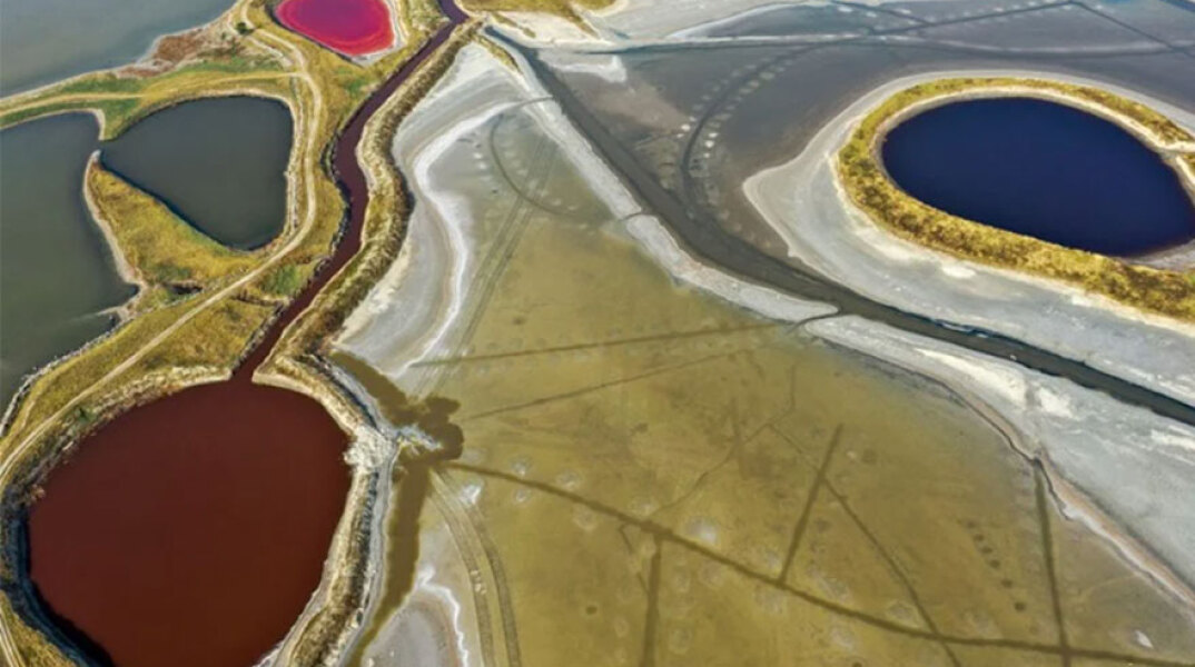 Η πολύχρωμη λίμνη Γιούντσενγκ αποκαλείται η «Νεκρά Θάλασσα» της Κίνας