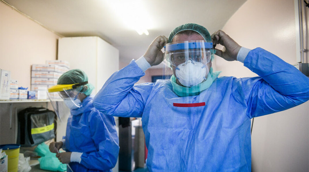 Υγειονομικός με προστατευτική στολή για κορωνοϊό - Ο ΕΟΔΥ ανακοίνωσε τα νέα κρούσματα που αφορούν σε μεταλλάξεις του ιού στην Ελλάδα