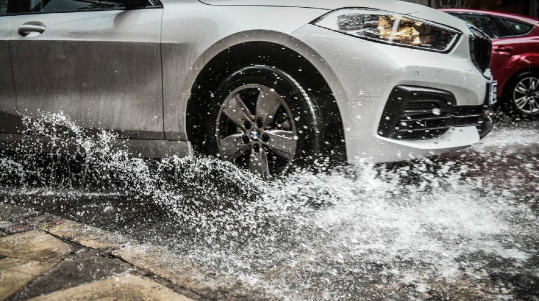 Ρόδα αυτοκινήτου σε λακκούβα με νρό από βροχή©EUROKINISSI/ΤΑΤΙΑΝΑ ΜΠΟΛΑΡΗ