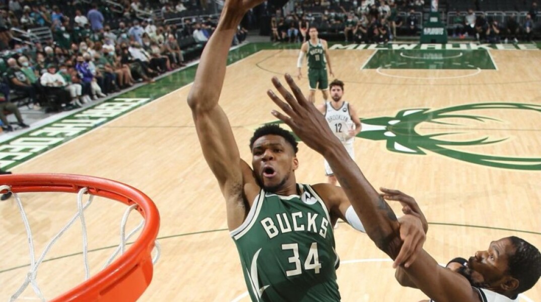 Ο Γιάννης Αντετοκούνμπο σκοράρει εναντίον των Μπρούκλιν Νετς