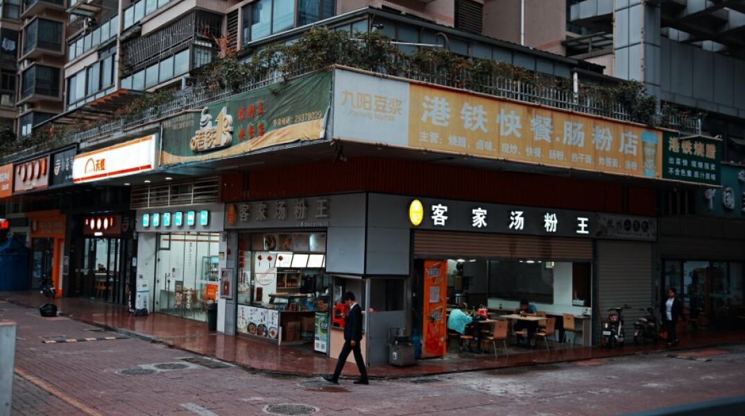 Άδεια γειτονιά της Κίνας - περπατάει ένας άντρας με τη μάσκα στο πιγούνι©Unslpash/Joshua Fernandez