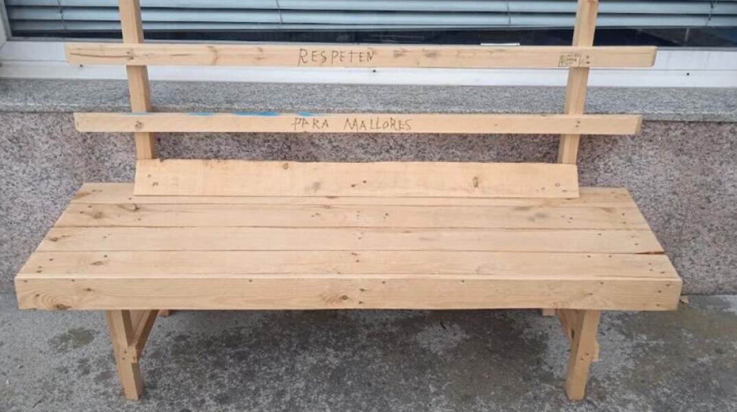 Ξύλινι παγκάκι που έφτιαξε Ισπανός συνταξιούχος©Twitter/@MatiaFundazioa
