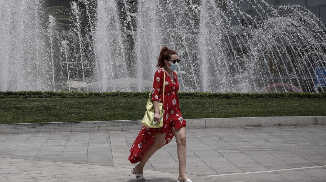 Γυναίκα με μάσκα στο κέντρο της Αθήνας