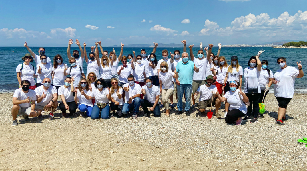 Καθαρισμός της παραλίας του Αλίμου από εργαζόμενους της MSD