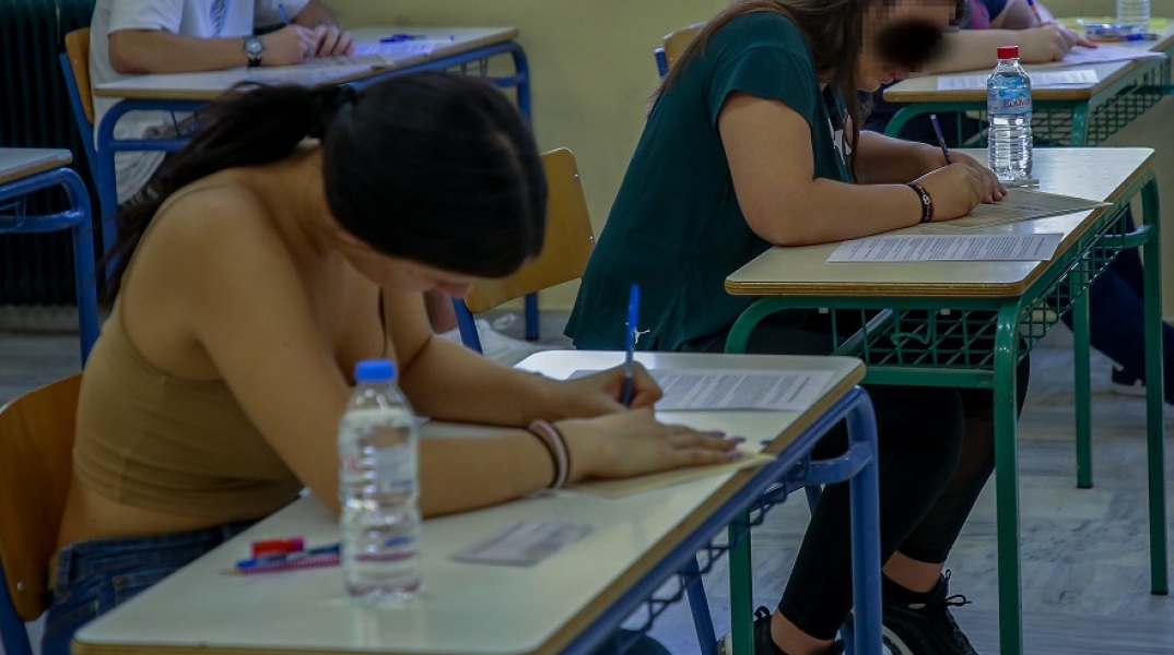 Πανελλήνιες Εξετάσεις: Μαθητές λύνουν τα θέματα