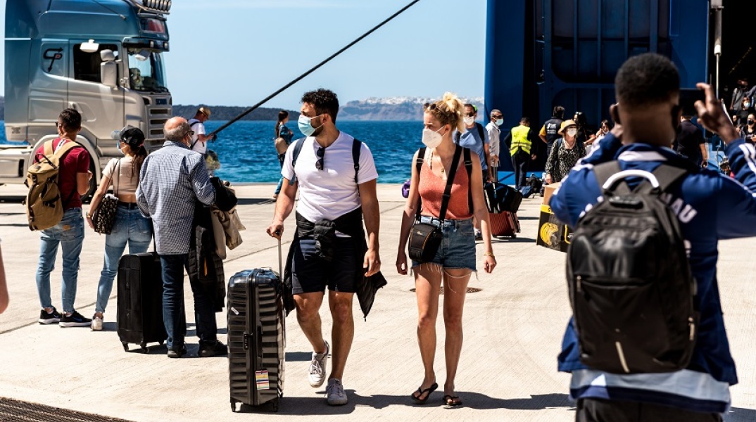 Αποβίβαση τουριστών στο λιμάνι της Σαντορίνης