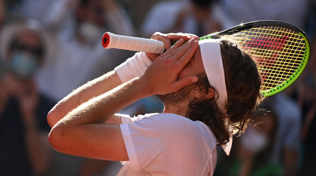 Στέφανος Τσιτσιπάς: Η λύτρωση μετά τη νίκη στον αμφίρροπο αγώνα με τον Αλεξάντερ Ζβέρεφ στον ημιτελικό του Roland Garros