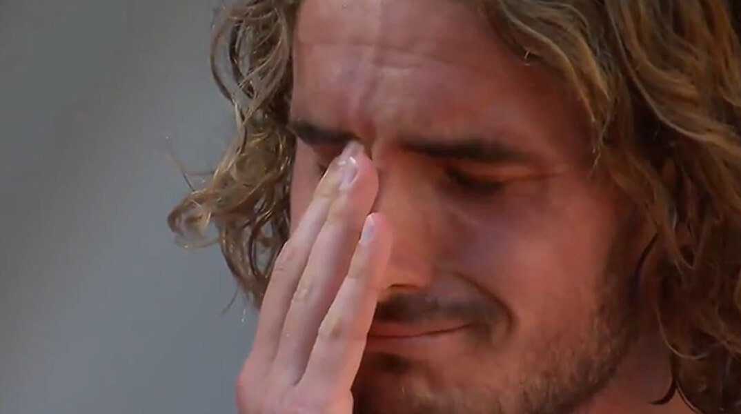 Ο Στέφανος Τσιτσιπάς δακρύζει στις πρώτες του δηλώσεις μετά τον θρίαμβο στον ημιτελικό του Roland Garros