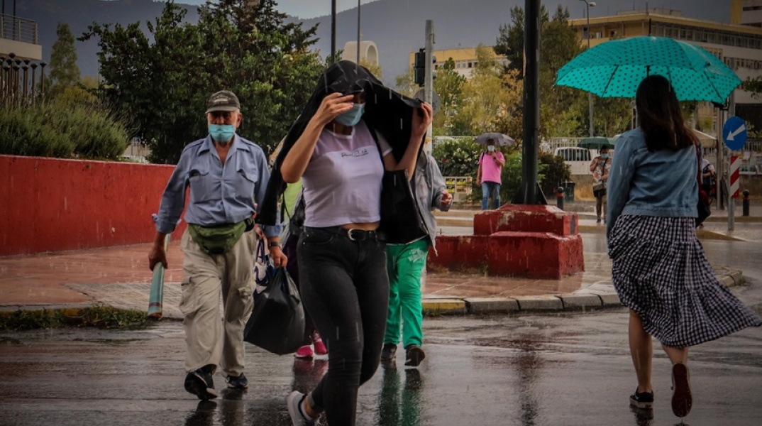 Καταιγίδα - βροχή - Πολίτες με ομπρέλα