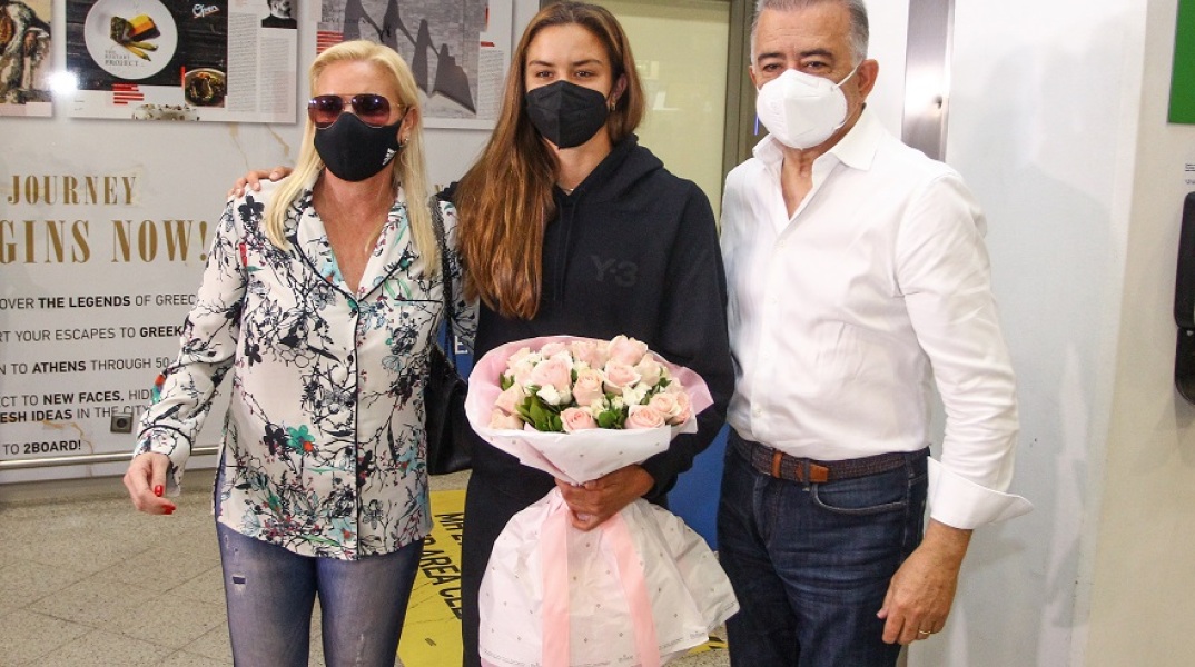Η Μαρία Σάκκαρη επέστρεψε στην Ελλάδα - Οι γονείς της στο αεροδρόμιο