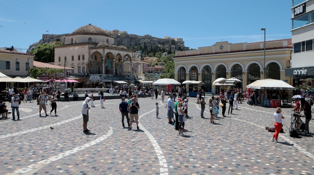 Πολίτες στο κέντρο της Αθήνας - Πλατεία Μοναστηρακίου