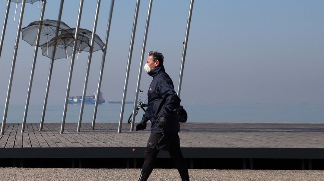 Θεσσαλονίκη - Πολίτης με μάσκα στην παραλία