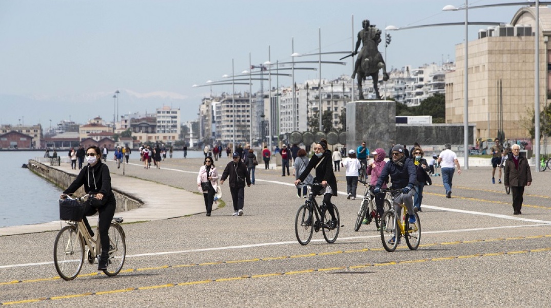 Πολίτες με μάσκα κάνουν βόλτα στην παραλία της Θεσσαλονίκης