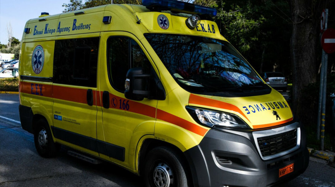 Ασθενοφόρο ΕΚΑΒ (ΦΩΤΟ ΑΡΧΕΙΟΥ) - Πτώμα γυναίκας βρέθηκε στη θάλασσα στον Άλιμο