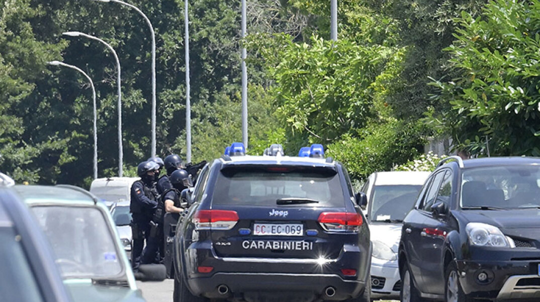 Αστυνομικοί στην Ιταλία έξω από το σπίτι του ενόπλου που πυροβόλησε και σκότωσε δύο παιδιά και έναν ηλικιωμένο