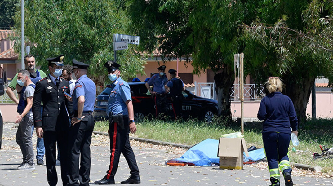 Αστυνομικοί στην Ιταλία έχουν τυλίξει με σεντόνι ένα από τα θύματα που εκτέλεσε ένοπλος πριν αυτοκτονήσει