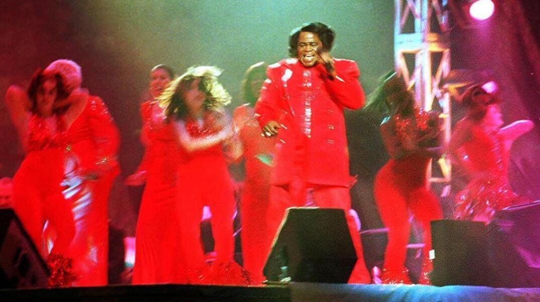 Ο τραγουδιστής James Brown στη σκηνή του Super Bowl το 1997