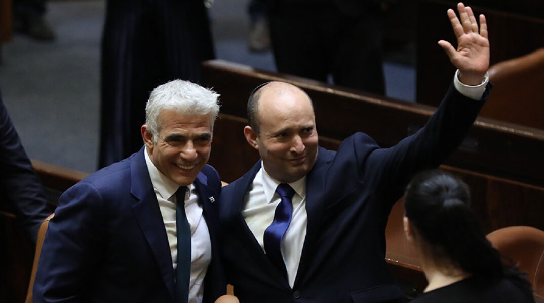 Ο Ναφτάλι Μπένετ (σ.σ. δεξιά) είναι ο νέος πρωθυπουργός του Ισραήλ - Διαδέχεται στην εξουσία τον Μπενιαμίν Νετανιάχου - Στη φωτό με τον Γιαΐρ Λαπίντ