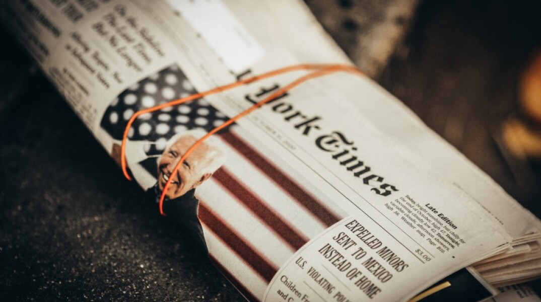 Η εφημερίδα των New York Times με εξώφυλλο τον Πρόεδρο της Αμερικής Τζο Μπάιντεν/Unsplash/ Jon Tyson