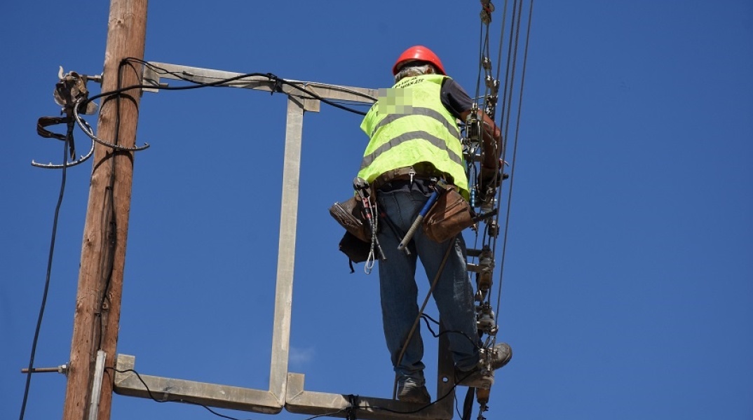 Εργάτης σε κολώνα της ΔΕΗ