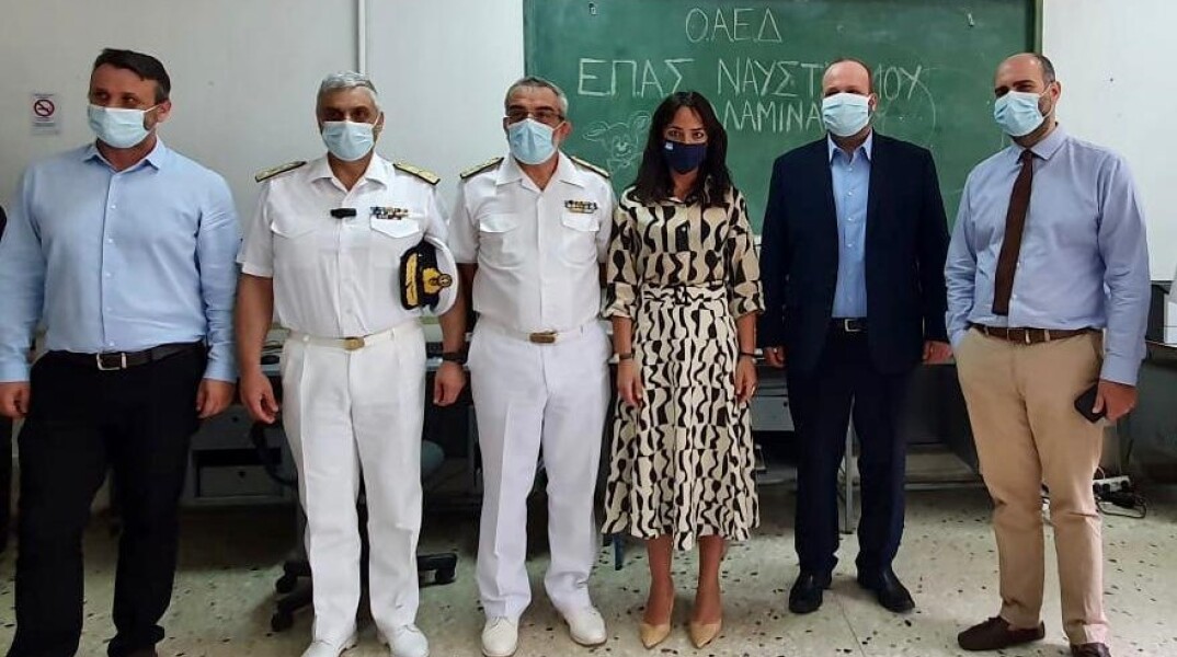 H υφυπουργός Εργασίας Δόμνα Μιχαηλίδου με τον Δήμαρχος Σαλαμίνας Γιώργο Παναγόπουλο, τον διοικητή του ΟΑΕΔ Σπύρο Πρωτοψάλτη και τον βουλευτής Β’ Πειραιά της Ν.Δ. Δημήτριος Μαρκόπουλος. 