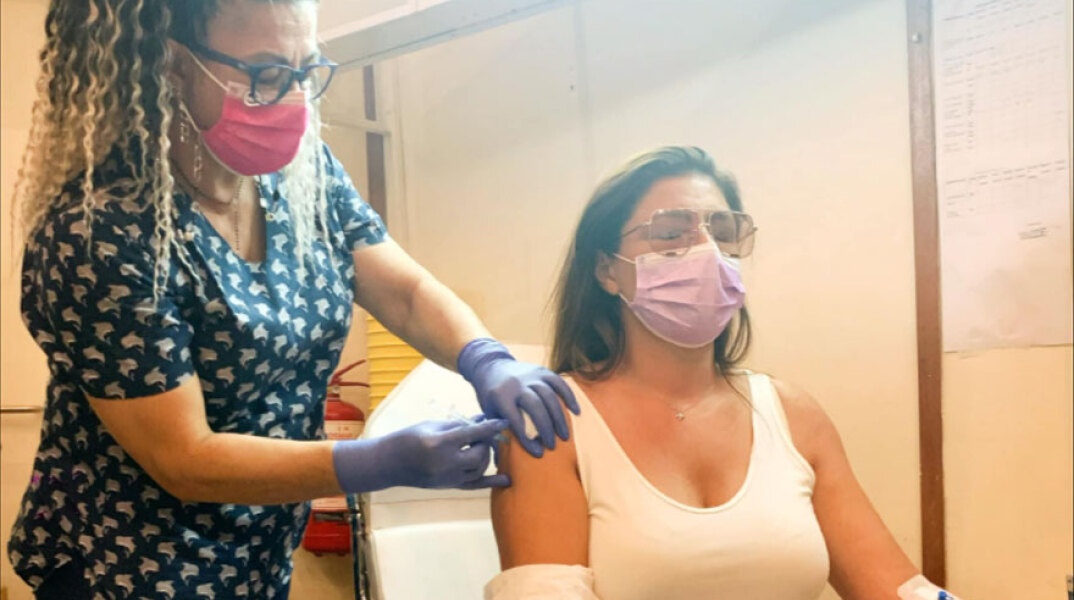 Η Έλενα Παπαρίζου κάνει την πρώτη δόση από εμβόλιο για κορωνοϊό