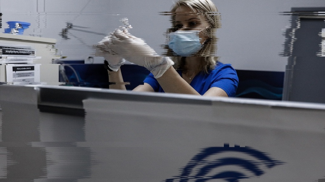 Νοσηλεύτρια σε εμβολιαστικό κέντρο