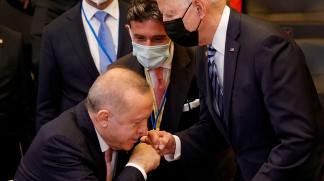 Ο Ερντογάν επιχειρεί να χαιρετίσει με γροθιά τον Μπάιντεν στη Σύνοδο Κορυφής του ΝΑΤΟ, αλλά η φωτογραφία τον παρουσιάζει έτοιμο για «χειροφίλημα»
