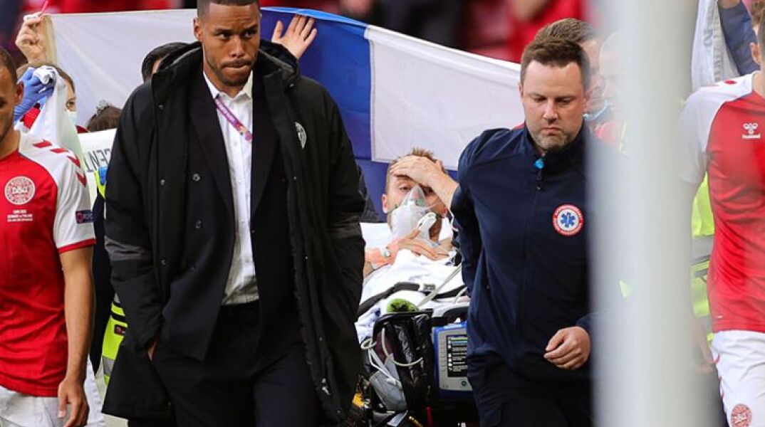 EURO 2020: Ο Έρικσεν, πάνω στο φορείο με οξυγόνο, μετά την κατάρρευσή του στον αγωνιστικό χώρο στον αγώνα Δανία - Φινλανδία